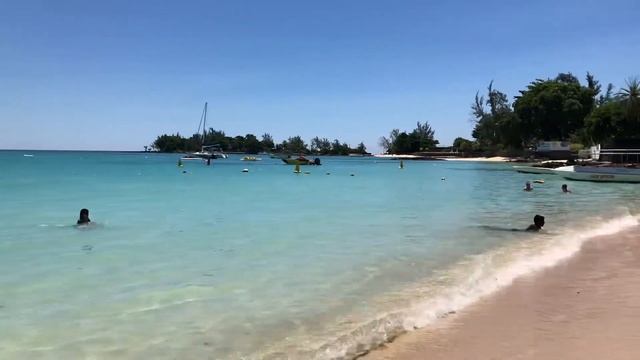 Маврикий. Паблик бич Перейбер. Красивая голубая вода.