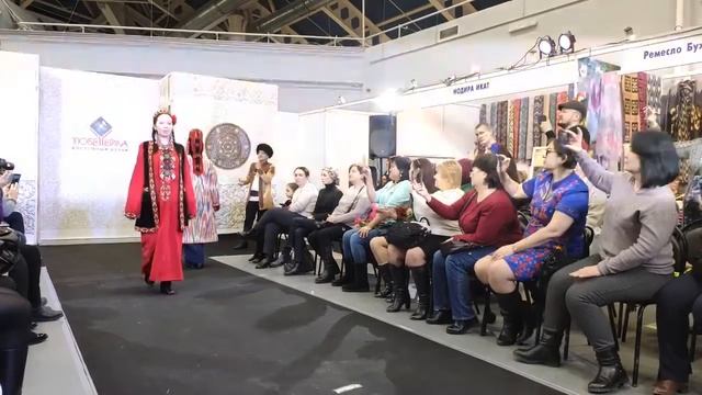 Показ коллекции одежды на фестивале “Тюбетейка 2020“. Дизайнер Айзада Нурумбетова. Узбекистан смотреть онлайн