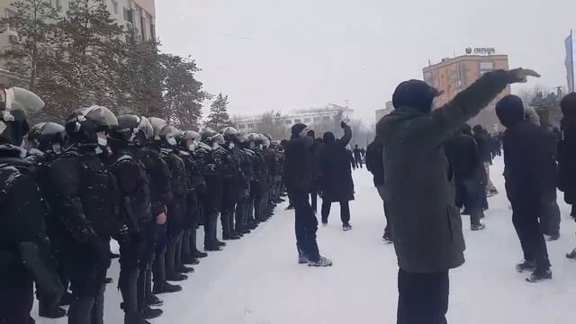 Молодцы казахские полицейские. Перешли на сторону народа! Российским полицейскими урок! смотреть онлайн