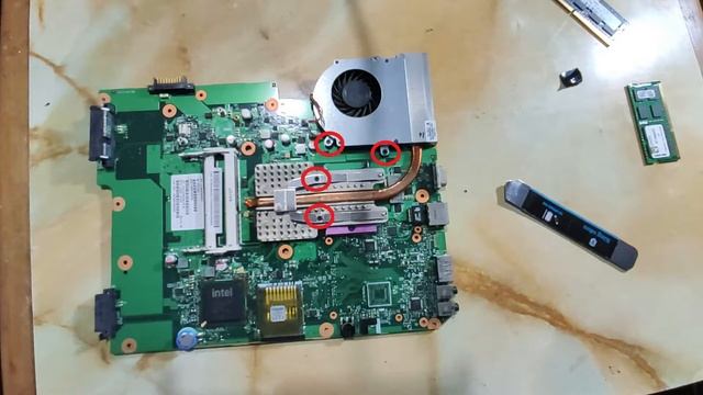 Desarmar y limpiar una Toshiba Satellite L500, L505 смотреть онлайн