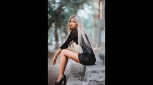 Стройные девушки в коротких платьях