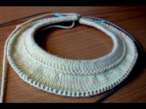 2. Росток при вязании спицами круглой кокетки сверху вниз