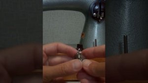 Заправляем нитку в швейную машинку "Подольск" (ручной привод)