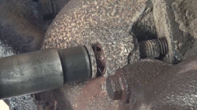 Old Mechanic Taught Me This Trick To Removing Rusty Exhaust Manifold Bolts! смотреть онлайн