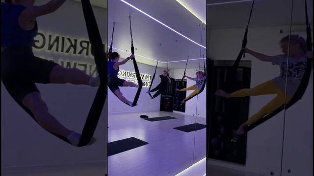 Отрывок занятия по йоге в гамаках. Аэростретчинг в Астрахани. смотреть онлайн
