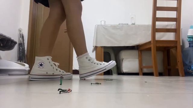 桃子女王Giantess缩小学长玩游戏最后踩死扔鞋子里