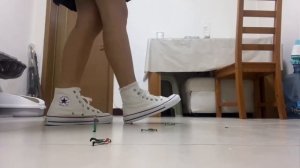 桃子女王Giantess缩小学长玩游戏最后踩死扔鞋子里