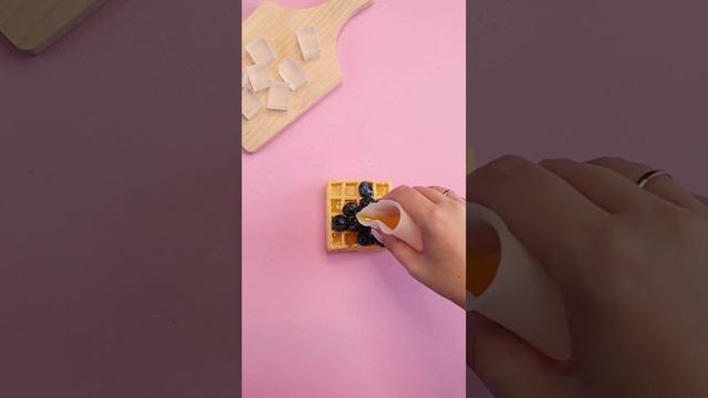 Заливаем вафлю с черникой в карамели #творчество #мыловарение #ручнаяработа