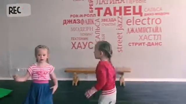 Маруся и Стася танцуют (Монатик, "Выходной") смотреть онлайн