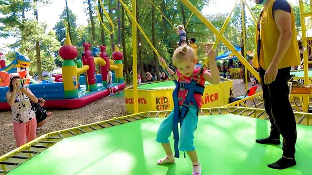 Алина прыгает на Банджи-джампинг батуте смотреть онлайн