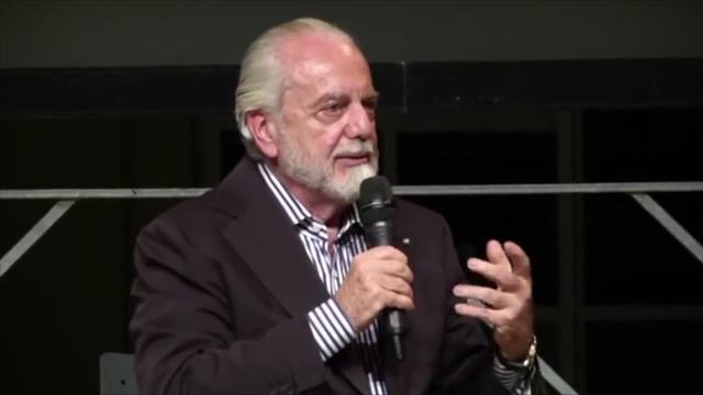AURELIO DE LAURENTIIS SHOW in conferenza stampa: "Chi ha la palla scesa, chi il pisello a destra" смотреть онлайн
