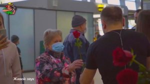 Ярослав Сумишевский   "ГОВОРИШЬ МНЕ".   Флешмоб в аэропорту Хабаровска.