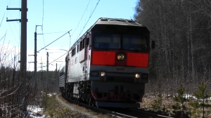 "Подмигнул". ТЭП70-0175 с пригородным поездом Екатеринбург-Пасс. - Егоршино и приветливой бригадой