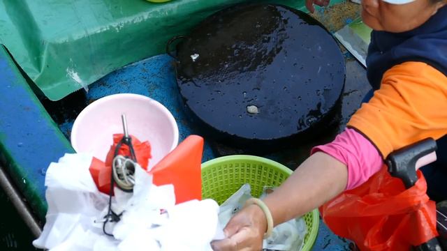 Cutting live Cuttlefish at Sai Kung seafood market - Hong Kong смотреть онлайн