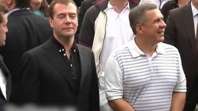 Дмитрий Медведев в Казани потанцевал на рок-концерте смотреть онлайн