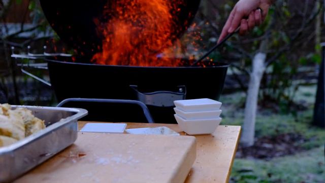 ГОТОВЛЮ ПРИБЕГАЮТ ВСЕ СОСЕДИ МЯСО В BBQ смотреть онлайн