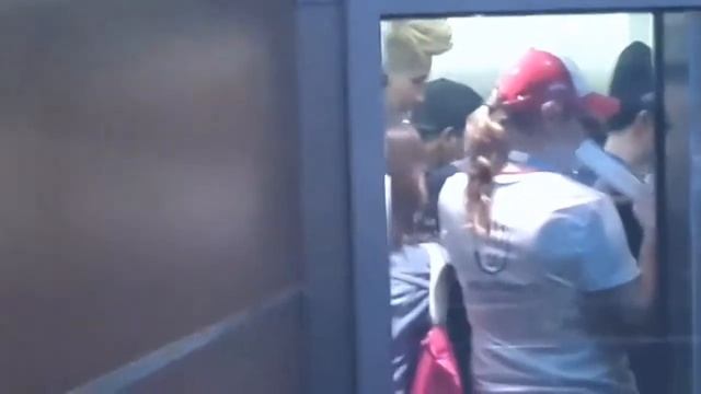 EXO в аэропорту Шереметьево // EXO in Russia // FanCam // K-POP Fan смотреть онлайн