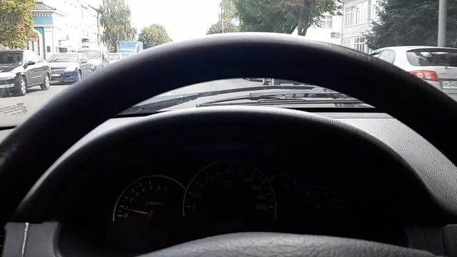 тянет приору влево