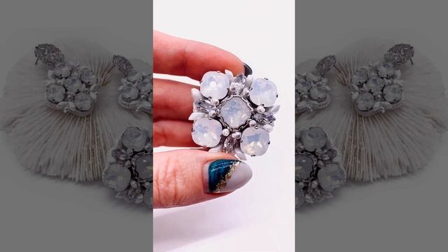 Сет украшений "Королевский лед" с кристаллами Swarovski собран из сережек и броши расшитых бисером смотреть онлайн