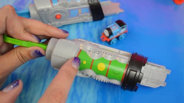 Thomas MINIS Launchers & Twist n Turn Stunt Set Percy D-10 - toy train videos for kids смотреть онлайн