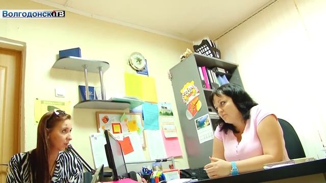 В Волгодонске детская площадка утопает в мусоре, сорняках и фекалиях (16+) смотреть онлайн