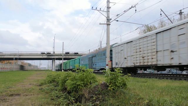 Электровоз ВЛ10К-1506 в зелёном окрасе с грузовым поездом. смотреть онлайн