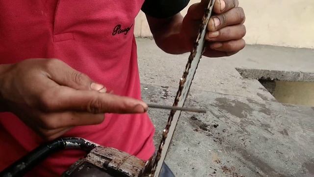 सिर्फ पांच मिनट में कटोरे से कट्टर की चेन तेज करें (Sharp chainsaw in easyway during work by Hand) смотреть онлайн