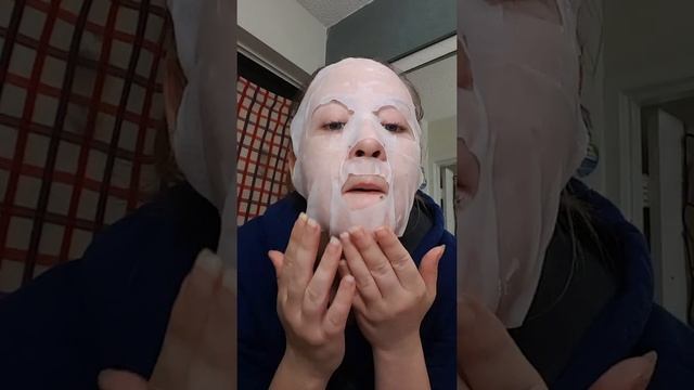 Day 4 of using this YADAH Collagen Face Mask смотреть онлайн