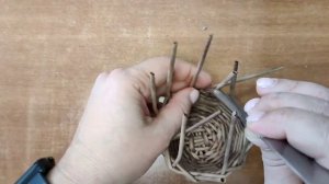 Пасхальная курочка из бумажной лозы