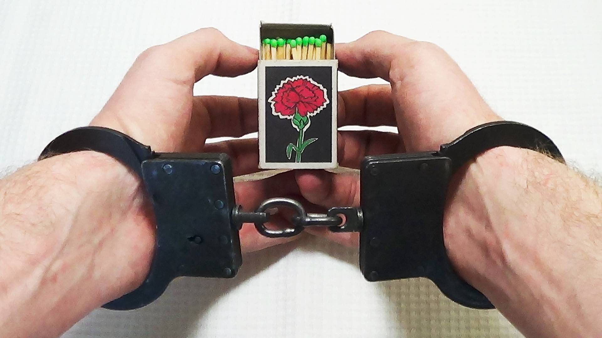 Как снять наручники спичкой! 10 БЕЗОПАСНЫХ ЛАЙФХАКОВ СО СПИЧКАМИ смотреть онлайн