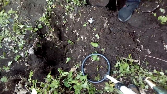 МЕТАЛЛОИСКАТЕЛЬ ПИЩИТ НА КАЖДОМ МЕТРЕ! В поисках металлолома смотреть онлайн