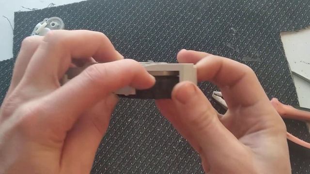 Xiaomi снятие выпрессовка выдавливание колеса робота-пылесоса. Снятие шестеренки с оси колеса. смотреть онлайн