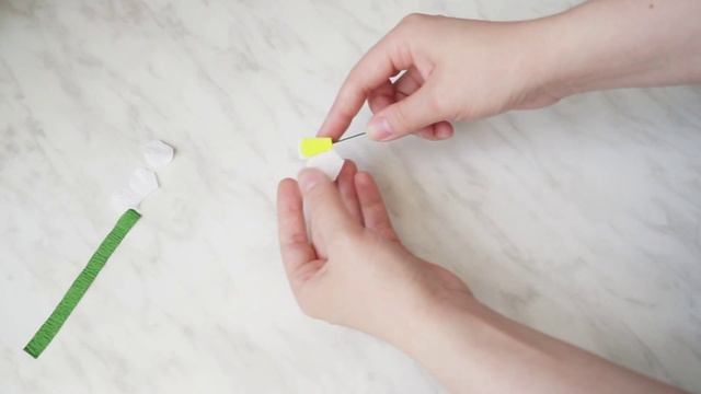 Цветок клубники из гофрированной бумаги с конфетой. Мастер-класс. Strawberry flower paper DIY смотреть онлайн