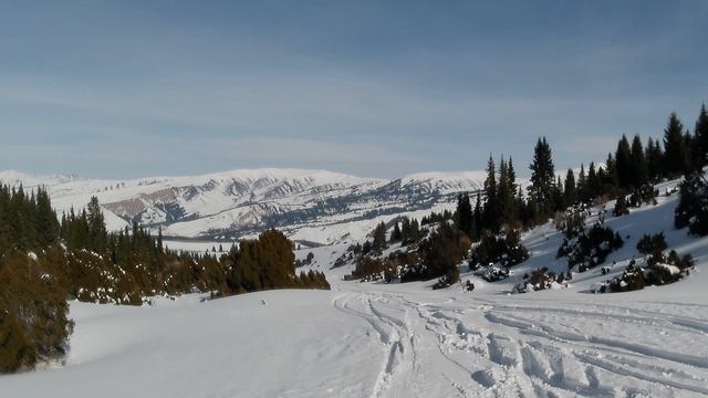 Фрирайд с красивого и длинного склона 2-й спот дня Жыргалан заброска снегоходом смотреть онлайн