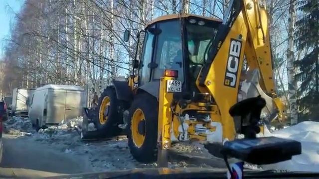 В Кирове уборочный трактор наматывал километры, стоя на месте смотреть онлайн