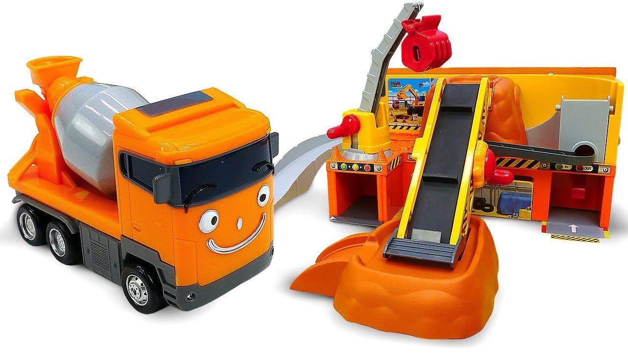 Отвозим машинку на штрафстоянку и заделываем яму! Про машинки-помощники в видео для детей смотреть онлайн
