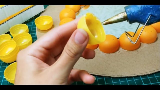 Декорирование зеркала/Рамочка из мусора/Идеи из контейнеров от киндера смотреть онлайн