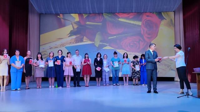 Поздравление участников творческих коллективов Юбилейного с получением аттестатов. смотреть онлайн