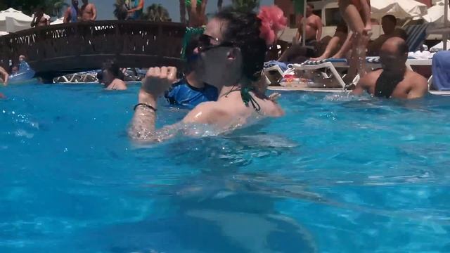 Клубный танец в бассейне. Отель CLUB INSULA, Алания, Турция. Club dance in the pool. смотреть онлайн