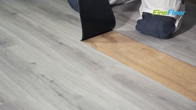 Замена поврежденной плашки кварц-винила. Ремонт клеевой ПВХ плитки. смотреть онлайн