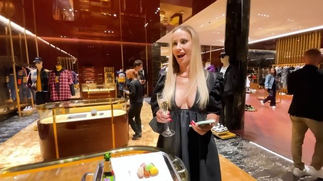 ШОПИНГ в Dolce & Gabbana. НОВАЯ КОЛЛЕКЦИЯ ОСЕНЬ-ЗИМА 2022 смотреть онлайн