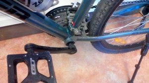 стук щелчки щелчок в педалях в каретке велосипеда