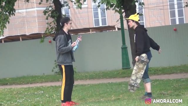 ГРОМКО ПЕРДИТ НА ДЕВУШЕК /ПРАНК НАД ЛЮДЬМИ/ПУКАЕМ И НЕ СТЕСНЯЕМСЯ ЭТОГО/ РЕАКЦИЯ ЛЮДЕЙ НА ПЕРДЕЖ смотреть онлайн