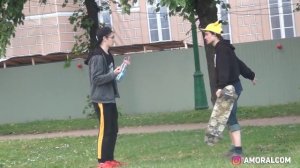 ГРОМКО ПЕРДИТ НА ДЕВУШЕК /ПРАНК НАД ЛЮДЬМИ/ПУКАЕМ И НЕ СТЕСНЯЕМСЯ ЭТОГО/ РЕАКЦИЯ ЛЮДЕЙ НА ПЕРДЕЖ