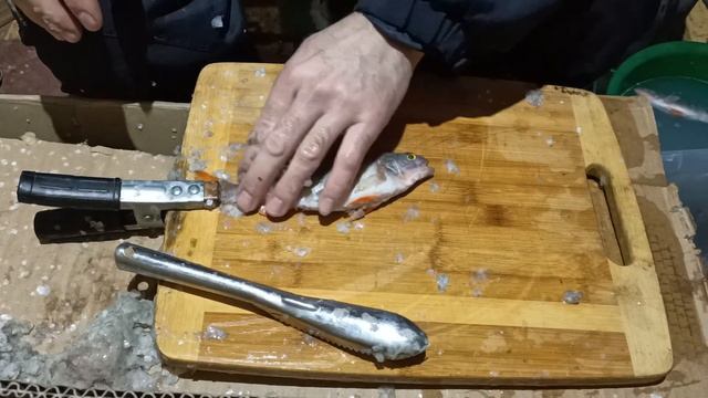 Чистим окуня очень простой способ... смотреть онлайн