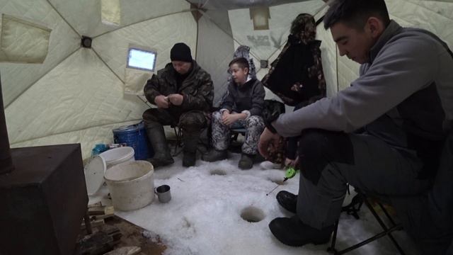 С ДЕТЬМИ НА РЫБАЛКЕ В ПОЛЯРНУЮ НОЧЬ смотреть онлайн