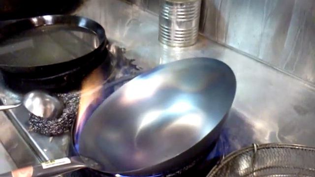 How professional chef season their carbon steel wok （ 怎么开锅的过程 ) смотреть онлайн