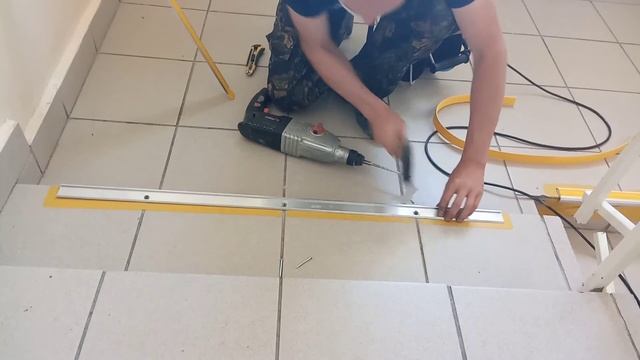 Противоскользящий уголок на ступени смотреть онлайн