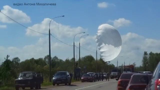 В Ярославле при посадке парашютист запутался в проводах смотреть онлайн