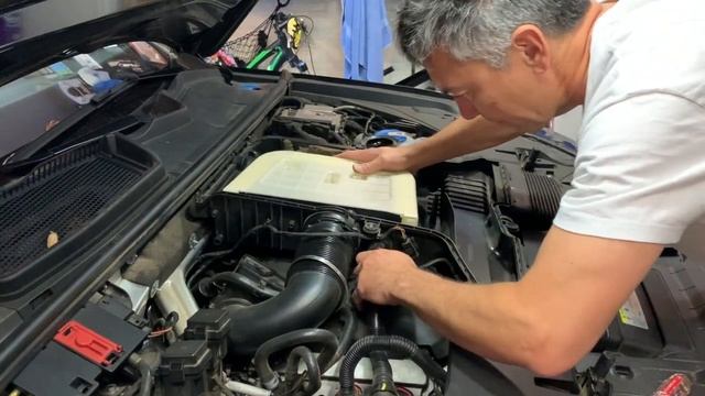 Audi Q7 2017 Engine Air Filter replacement смотреть онлайн